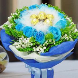 10 Blue Roses with 8 Ferrero Rocher Handbouquet 