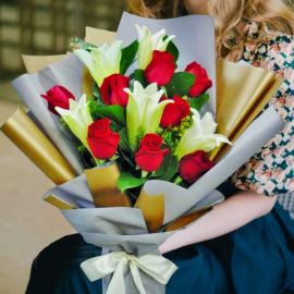 5 Lily with 8 Red Roses Long Wrapping Handbouquet