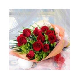 10 Red Roses in Long Wrapping Hand-Bouquet