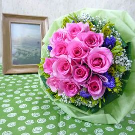 12 Hot-Pink Roses Handbouquet