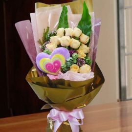 12 Champagne Roses With Heart-Shape Pillow Hand Bouquet