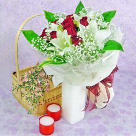 4 White Lilies and 10 Red Roses Handbouquet Valentine Delivery